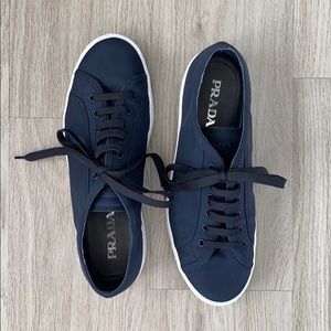 Lace up Prada low shoes